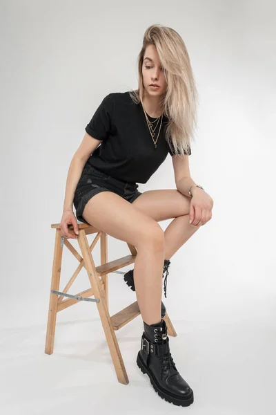 Σέξι Όμορφη Ξανθιά Γυναίκα Στη Μόδα Μαύρα Ρούχα Shirt Σορτς — Φωτογραφία Αρχείου