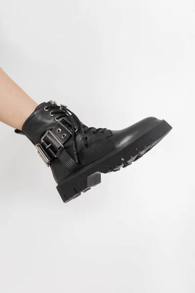 Beyaz Arka Planda Siyah Deri Kadın Ayakkabıları Stüdyoda Son Moda — Stok fotoğraf