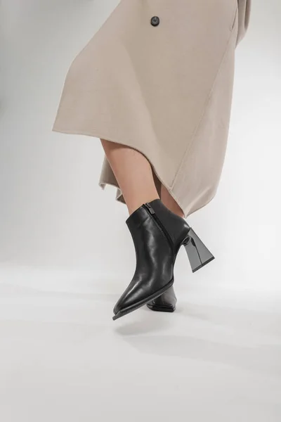 Элегантная Модная Женщина Пальто Классической Стильной Кожаной Обуви Каблуках Крупным — стоковое фото