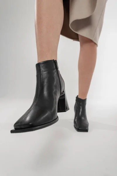 Модная Элегантная Женщина Стильной Черной Классической Обуви Позирует Студии Крупным — стоковое фото