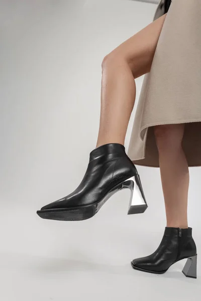Klasik Topuklu Kadın Deri Ayakkabıları Siyah Şık Ayakkabıları Olan Güzel — Stok fotoğraf