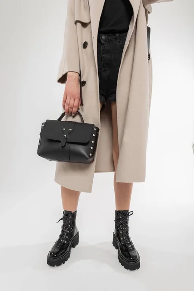Mode Vrouw Lederen Handtas Met Gouden Ketting Witte Schoenen Een — Stockfoto