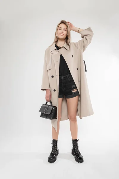 Счастливая Мода Молодая Женщина Улыбкой Стильной Наружности Классическим Пальто Сумка — стоковое фото