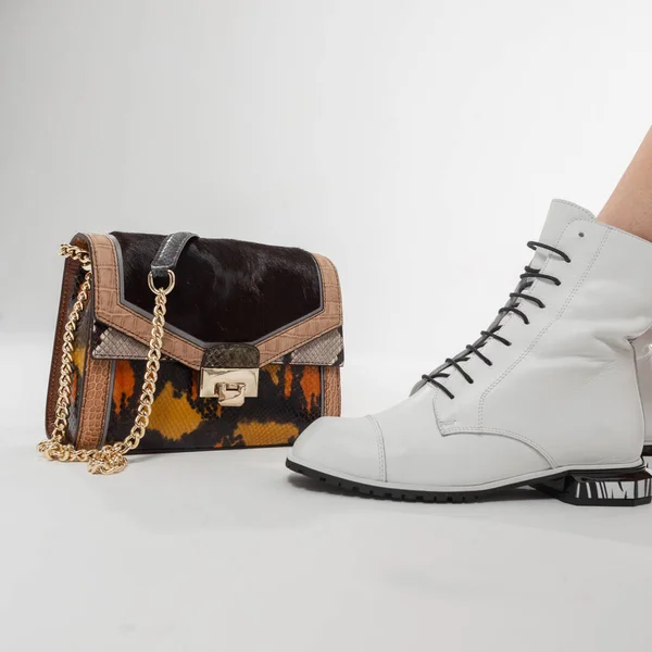 Tas Kulit Wanita Fashion Dengan Rantai Emas Dan Sepatu Putih — Stok Foto