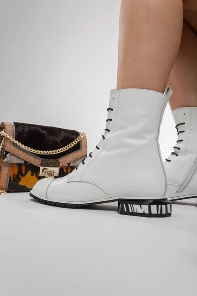 Jambes Féminines Chaussures Cuir Blanc Mode Avec Élégant Sac Main — Photo