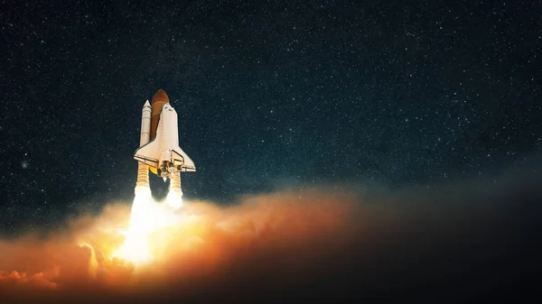 Raketuppskjutning Yttre Rymden Rymdskepp Lyfter Upp Mot Stjärnhimlen Framgångsrik Start — Stockfoto