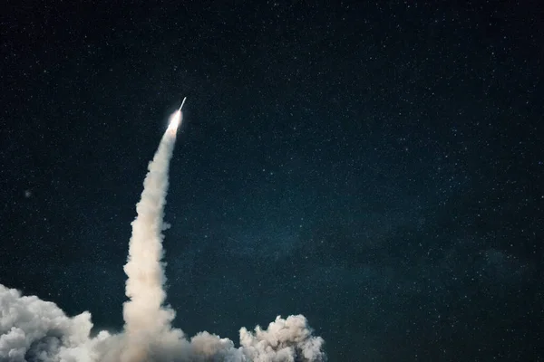 Rakieta Wystartowała Kosmos Statek Kosmiczny Dymem Gwiaździstym Niebie Przestrzeń Tapety — Zdjęcie stockowe