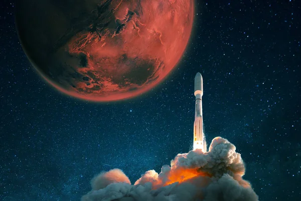 Ônibus Espacial Descola Céu Estrelado Para Marte Exploração Assentamento Planeta — Fotografia de Stock