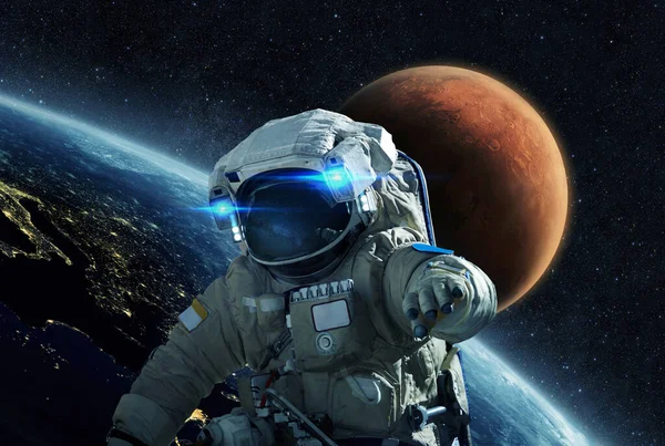 우주복을 우주인 지구와 배경으로 공간을 다닙니다 우주비행사는 우주에서 임무를 시작하고 — 스톡 사진