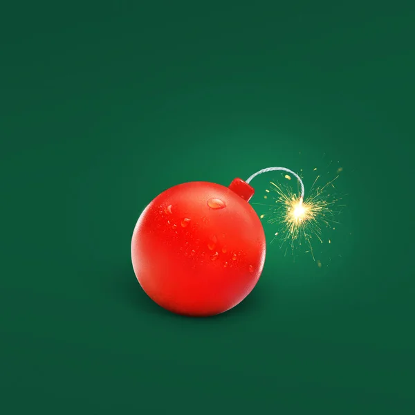 红色西红柿炸弹与灯芯和火花绿色背景 爆炸番茄和番茄酱 — 图库照片