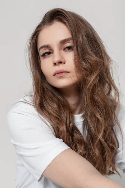 Modny Portret Bliska Pięknej Młodej Modelki Makijażem Czystą Skórą Fryzurą — Zdjęcie stockowe