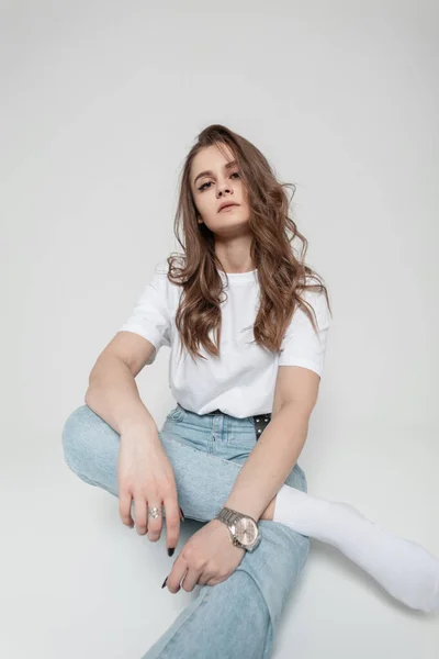 Hübsche Frau Lässiger Jeans Kleidung Sitzt Studio — Stockfoto