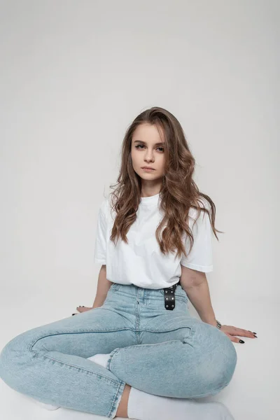Fashionable Pretty Young Woman Model White Shirt Blue Jeans Sits — Zdjęcie stockowe