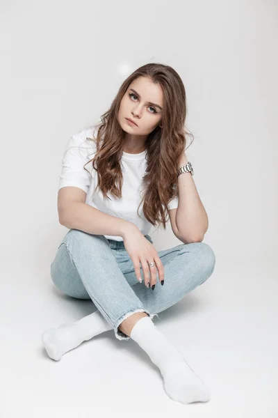 Pretty Young Girl Hairstyle White Shirt Blue Vintage Jeans White — Fotografia de Stock