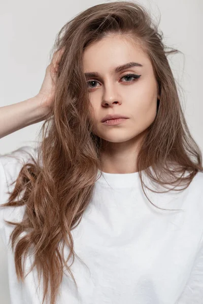 Retrato Mujer Hermosa Con Cara Bonita Peinado Camiseta Blanca Mira —  Fotos de Stock