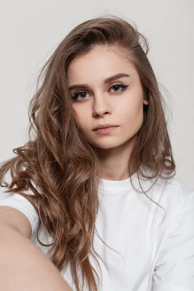 Menina Bonita Nova Elegante Com Cabelo Encaracolado Uma Camiseta Branca — Fotografia de Stock