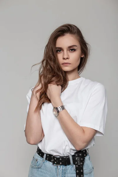 Fashion Gadis Muda Dengan Gaya Rambut Dalam Shirt Putih Dan — Stok Foto