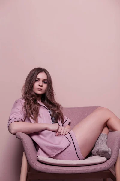 Beautiful Young Girl Hairstyle Fashionable Pink Pajamas Shirt Shorts Sits — Fotografia de Stock