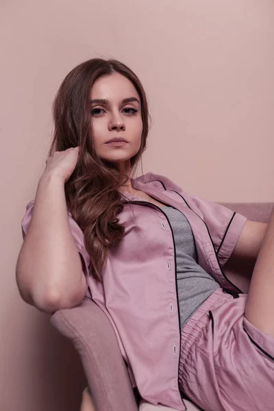 Fashion Young Woman Pretty Face Pink Nightwear Pajamas Clothes Sits — Zdjęcie stockowe