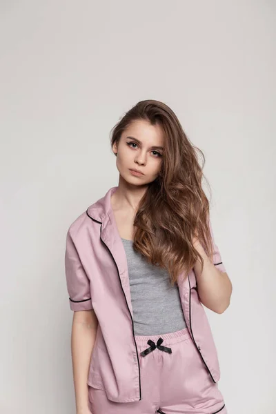 Sexy Beautiful Young Woman Fashionable Pink Pajamas Shirt Shorts Straightens — Fotografia de Stock