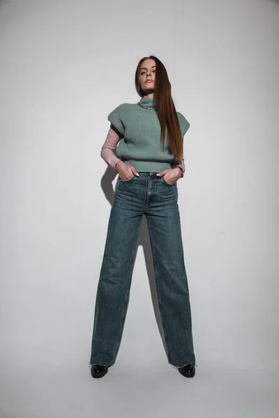Menina Bonita Roupas Vintage Moda Com Colete Malha Camisa Jeans — Fotografia de Stock