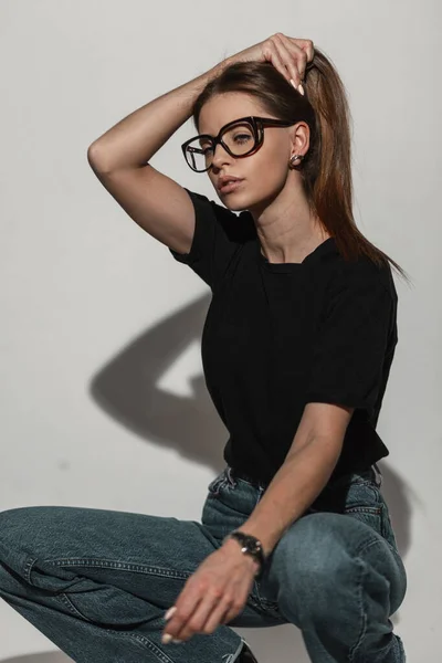 Pretty Fashion Woman Black Glasses Stylish Black Shirt Mock Jeans — Fotografia de Stock
