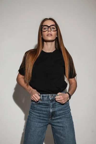 Glamour Girl Modischer Kleidung Mit Schwarzem Shirt Und Vintage Jeans — Stockfoto