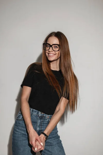 Glad Hipster Kvinna Med Leende Vintage Glasögon Och Mode Svart — Stockfoto