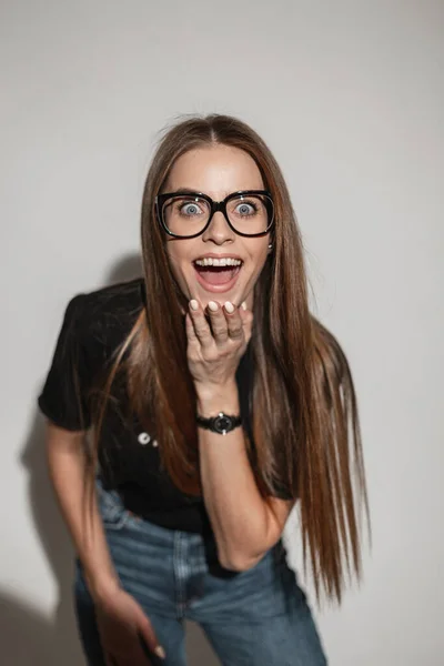 Jovem Mulher Bonita Feliz Com Emoções Insistência Surpreso Uma Camiseta — Fotografia de Stock