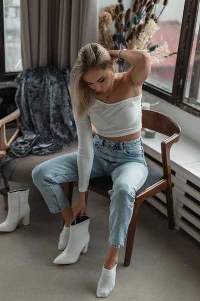 Beautiful Young Stylish Blonde Woman White Shirt Jeans Sits Armchair — Stockfoto