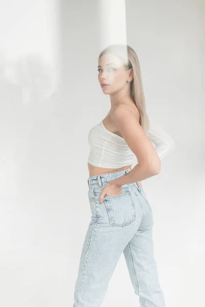 Moda Bela Mulher Loira Moda Shirt Branca Azul Vintage Jeans — Fotografia de Stock