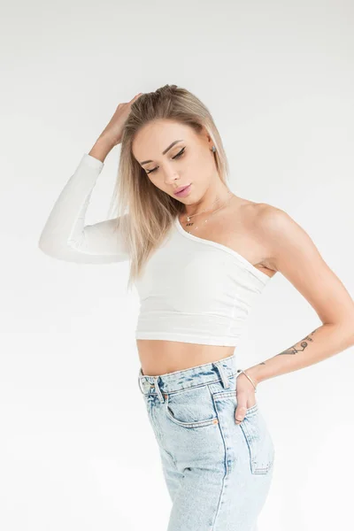 Mulher Loira Bonita Elegante Com Rosto Bonito Uma Camiseta Branca — Fotografia de Stock