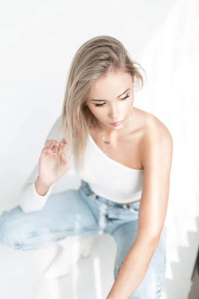 Красивая Молодая Блондинка Модель Моде Белая Футболка Синие Джинсы Сидит — стоковое фото