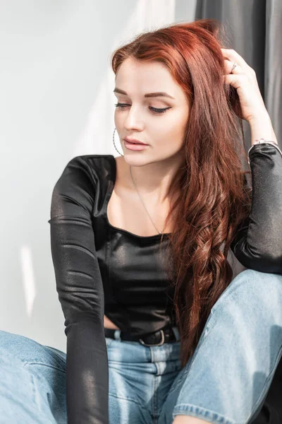 Modelo Menina Muito Glamourosa Shirt Preta Jeans Azul Senta Estúdio — Fotografia de Stock