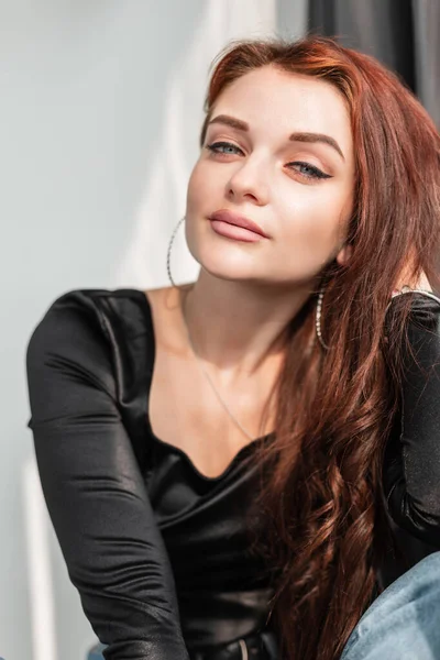 Young Beautiful Girl Blue Eyes Fashionable Black Shirt Sits Indoors — Stock Photo, Image