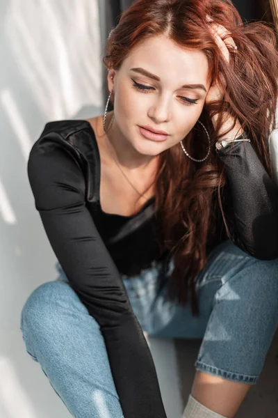 Retrato Feminino Uma Bela Jovem Mulher Elegante Com Rosto Bonito — Fotografia de Stock