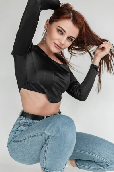 Modelo Mujer Cool Moda Con Camiseta Moda Negra Vaqueros Azules —  Fotos de Stock