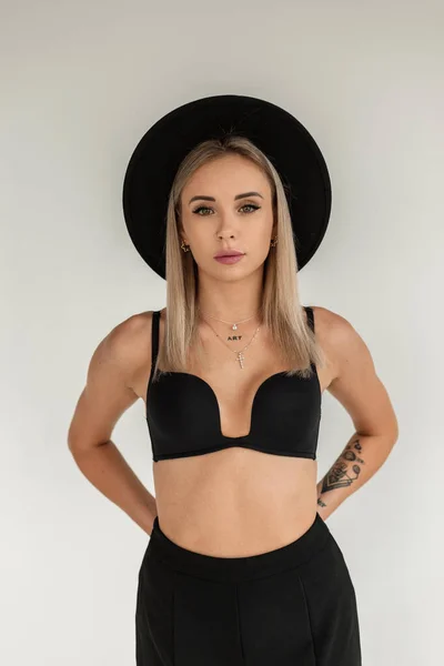 Moda Mankeni Siyah Sütyenli Pantolonlu Şık Şapkalı Kadın Model Stüdyoda — Stok fotoğraf