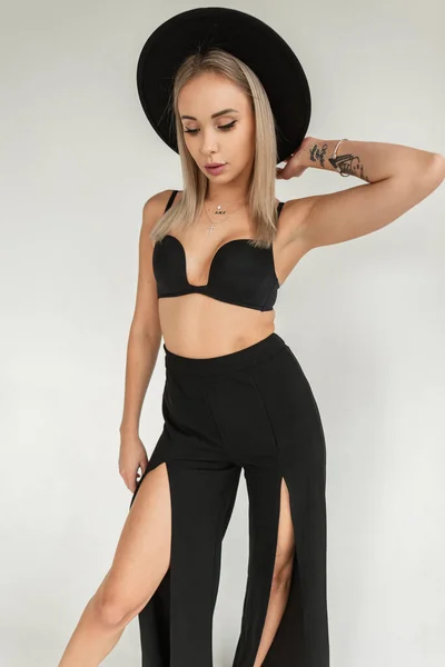 Sexy Fashion Young Woman Black Vintage Hat Stylish Modern Bra — Stok fotoğraf