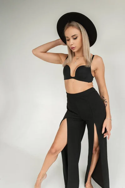 Vogue Moda Mulher Modelo Com Chapéu Preto Elegante Sutiã Preto — Fotografia de Stock