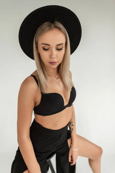 Elegant Young Stylish Woman Model Black Hat Fashion Black Lingerie — 스톡 사진