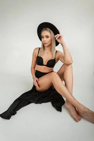 Modelo Menina Loira Elegante Com Chapéu Preto Vintage Elegante Lingerie — Fotografia de Stock