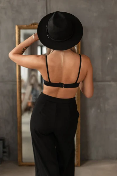 Zarif Siyah Şapkalı Şık Bir Kadın Şık Pantolonu Siyah Lambasıyla — Stok fotoğraf