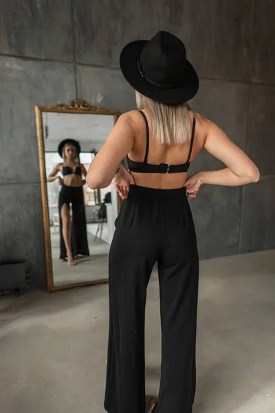 Siyah Şapkalı Sütyenli Pantolonlu Zarif Genç Bir Bayan Odadaki Aynanın — Stok fotoğraf