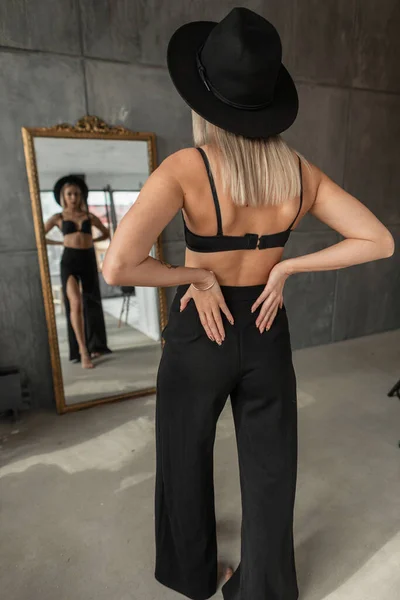 Moda Modasına Uygun Siyah Sutyenli Pantolonlu Şık Seksi Model Bir — Stok fotoğraf