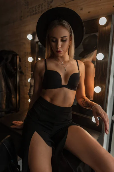 Sexy Beautiful Model Blonde Woman Slender Body Fashionable Black Hat — Stok fotoğraf