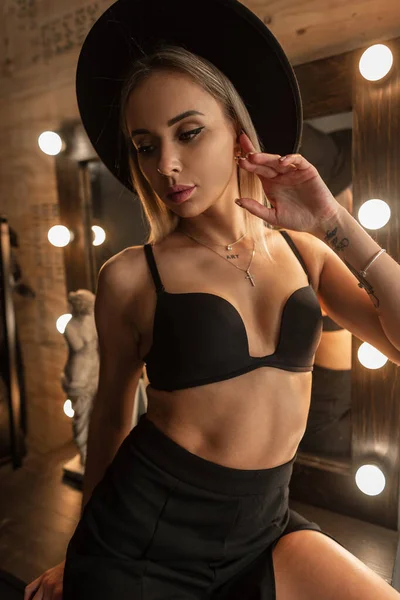 Mulher Loira Sexy Bonita Elegante Com Chapéu Preto Sutiã Preto — Fotografia de Stock