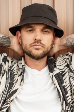 Beyaz yüzlü yakışıklı bir hippinin yakın plan portresi.