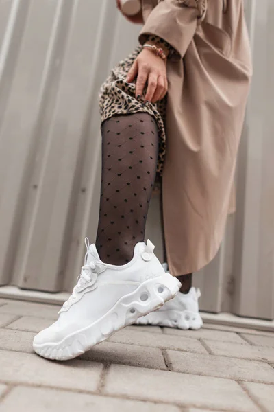 Zapatillas Blancas Mujer Una Pierna Chica Moda Ropa Elegante Con — Foto de Stock