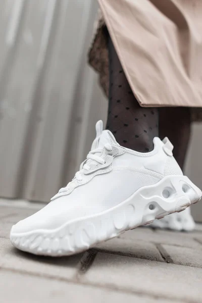 Zapatilla Deportiva Blanca Con Estilo Para Mujer Pie Una Mujer — Foto de Stock